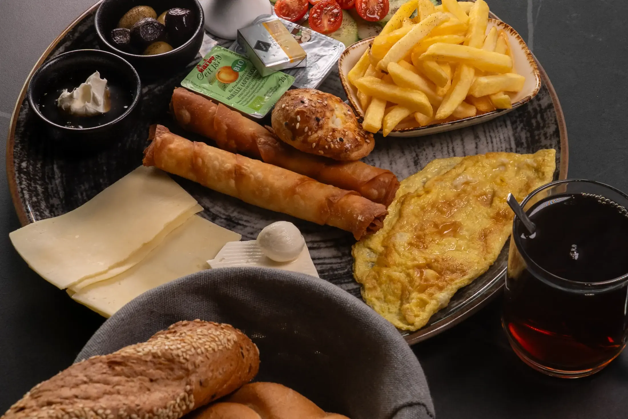 Derwisch Frühstücksplatte mit Omelett, Teigrollen, Käse, Oliven und türkischem Tee