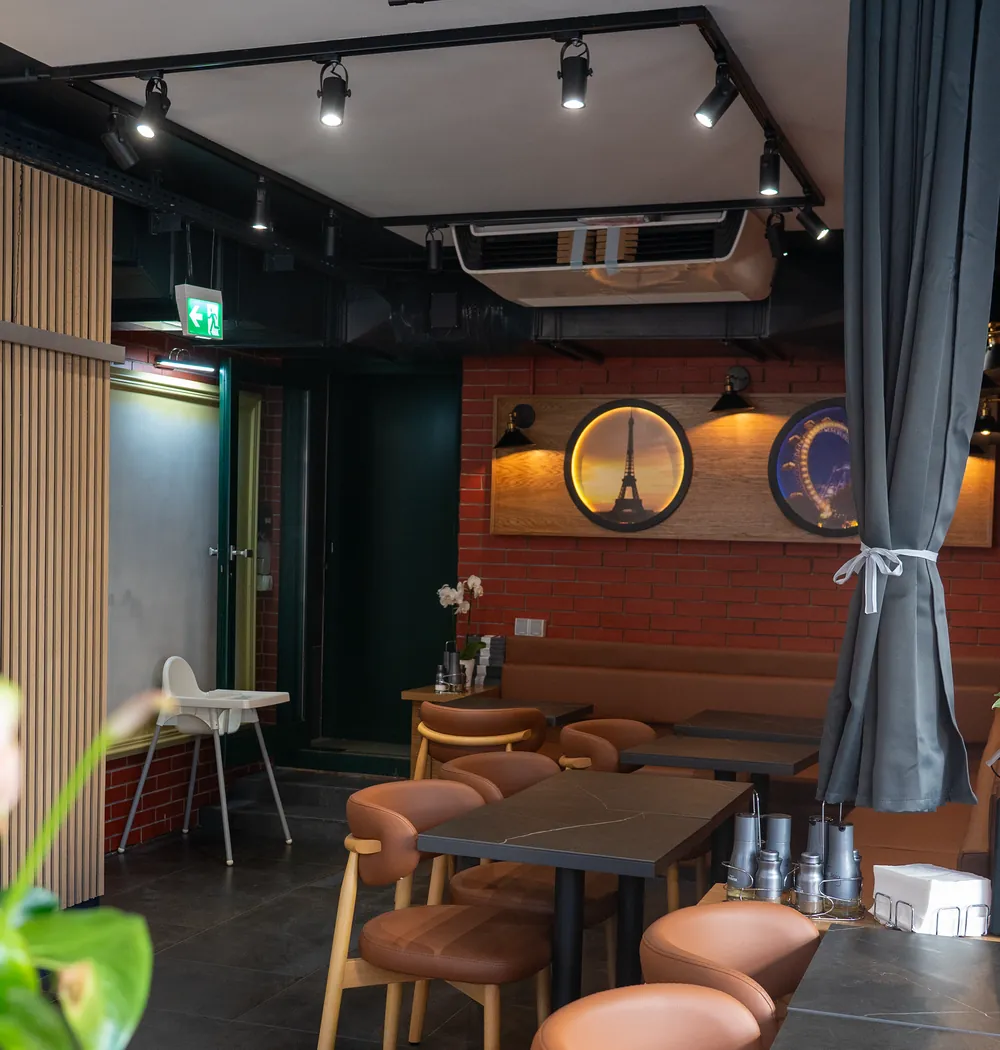 Gastraum des Derwisch Café in Liesing