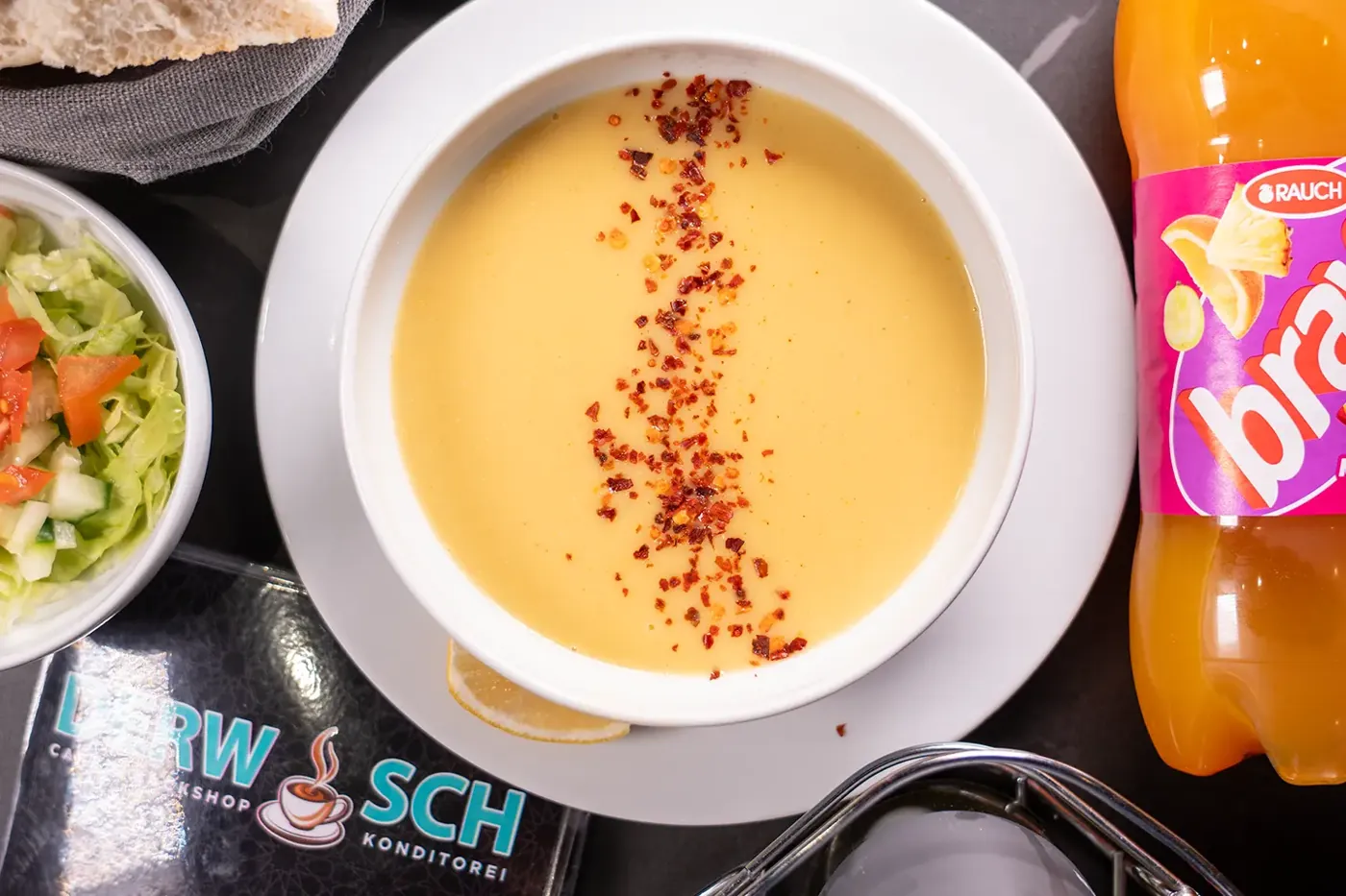 Linsensuppe mit Chiliflocken