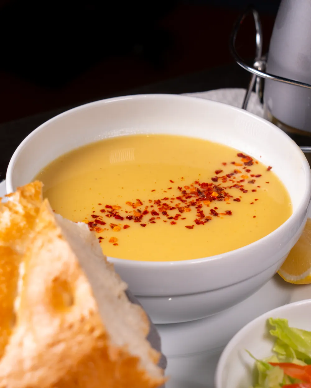Hausgemachte Suppe mit Brot – Tagesmenü im Derwisch Liesing