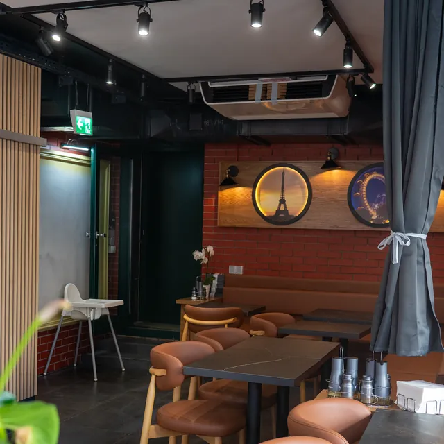 Gastraum des Derwisch Café