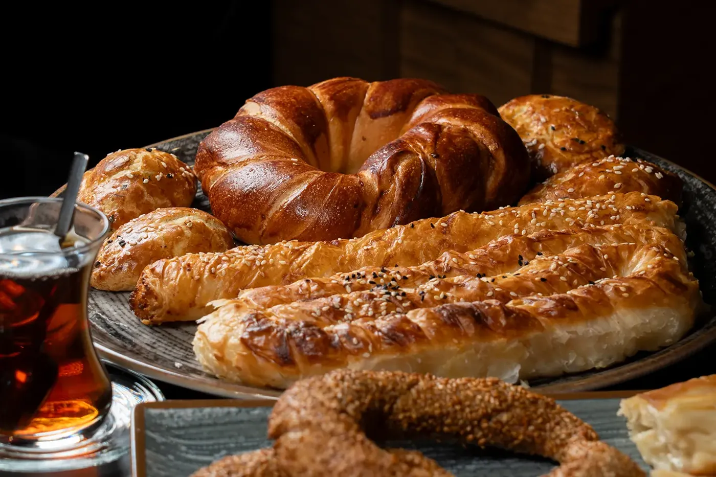 Simit, Gebäckkränze und türkischer Tee