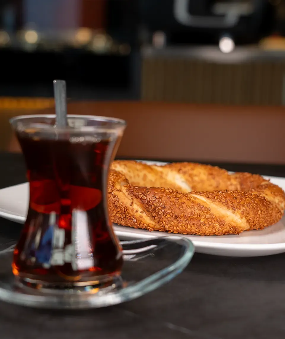 Türkischer Tee im Tulpenglas mit Simit