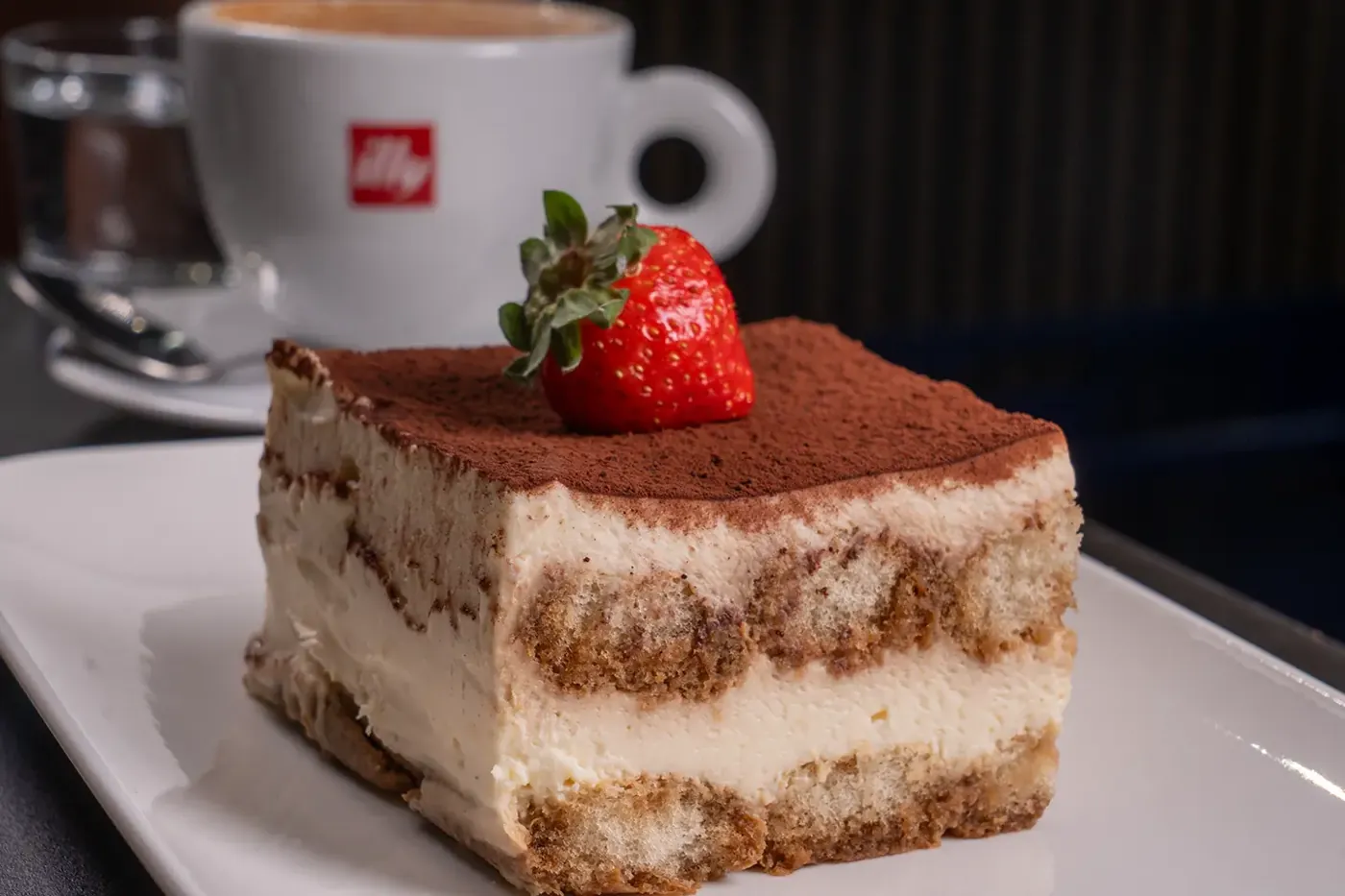 Hausgemachtes Tiramisu mit Erdbeere