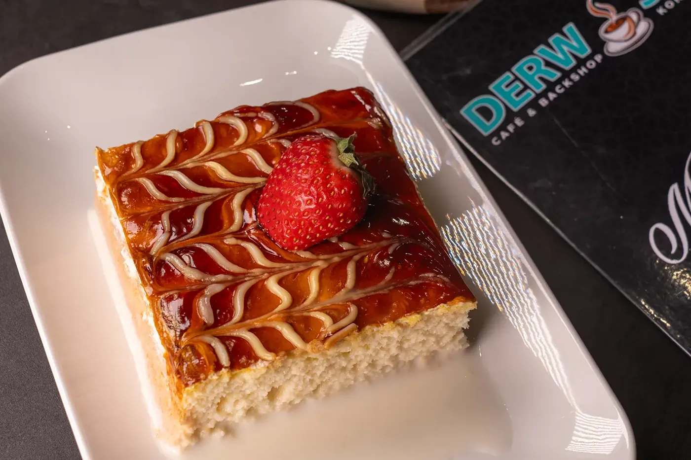 Hausgemachte Trilece mit Karamell und Erdbeere