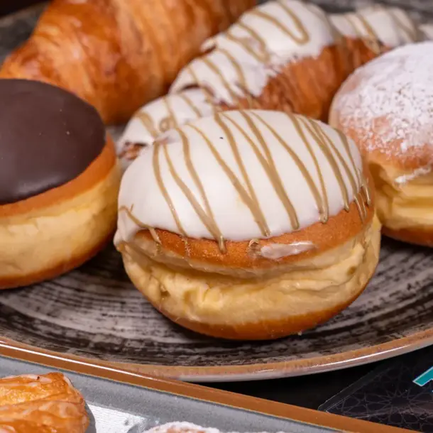 Frisches Gebäck und Donuts im Derwisch Café & Backshop Wien Liesing